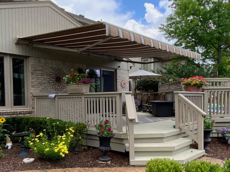 Retractable deck awning